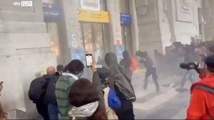 Ιταλία: Μαζικές φιλοπαλαιστινιακές διαδηλώσεις προκαλούν επεισόδια σε Μιλάνο και Νάπολη
