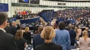 Τσάρλι Κερκ: Χαμός στο Ευρωκοινοβούλιο με την απόρριψη για ενός λεπτού σιγή στη μνήμη του (Βίντεο)