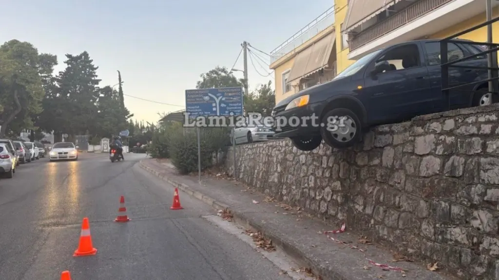 Λαμία: Αυτοκίνητο κρεμάστηκε στο κενό στον Άγιο Λουκά (φωτογραφίες, βίντεο)