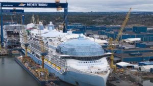 Legend of the Seas: Έπεσε στο νερό το μεγαλύτερο κρουαζιερόπλοιο στον κόσμο – Δείτε βίντεο