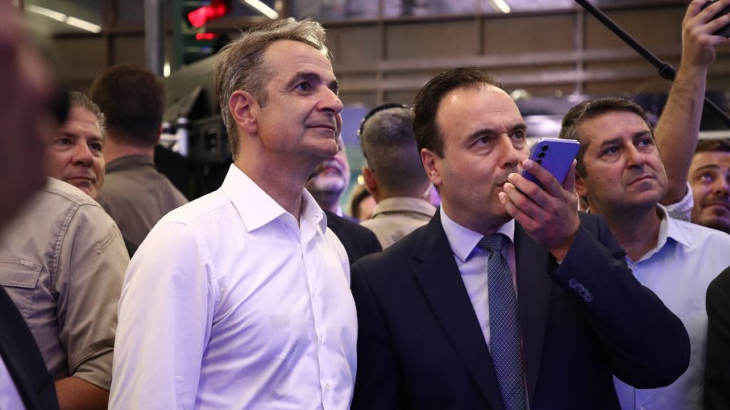 ΔΕΘ: Η βόλτα του Κυριάκου Μητσοτάκη στα περίπτερα της έκθεσης – Η McLaren, η υγεία και το αμερικανικό μπιλιάρδο