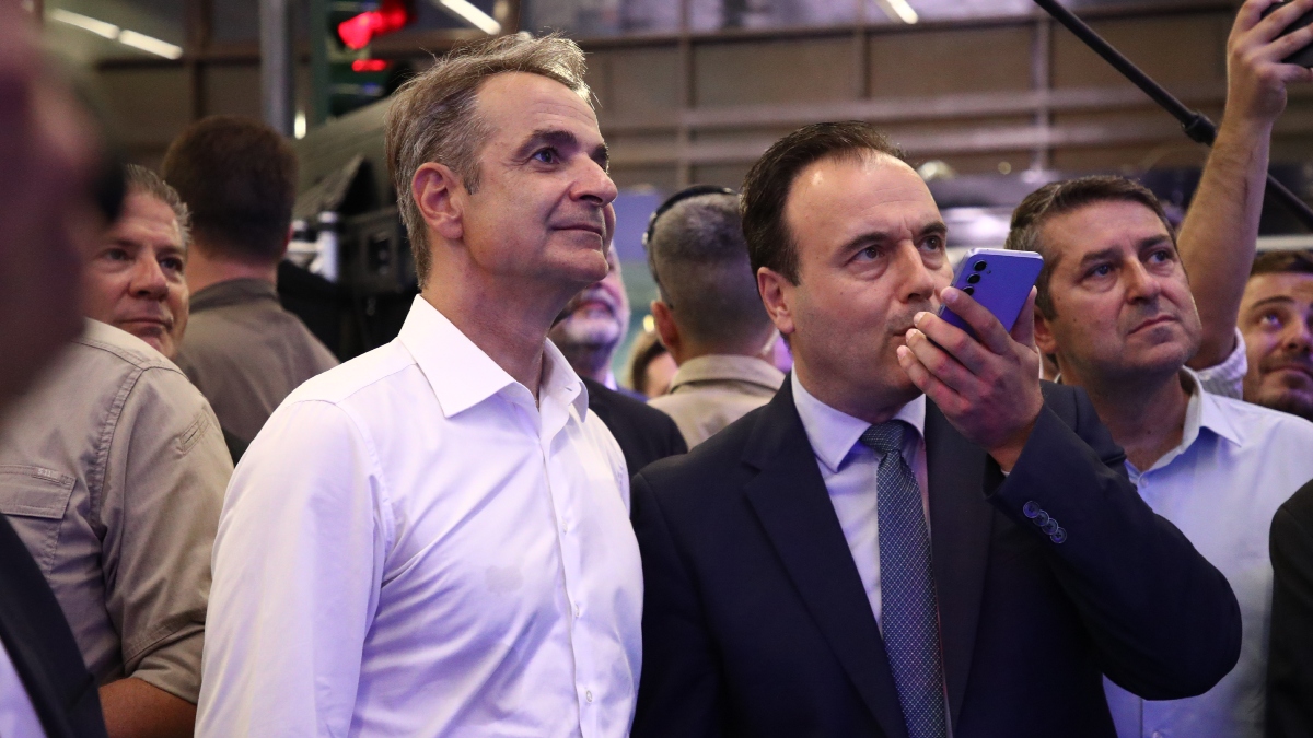 ΔΕΘ: Η βόλτα του Κυριάκου Μητσοτάκη στα περίπτερα της έκθεσης – Η McLaren, η υγεία και το αμερικανικό μπιλιάρδο