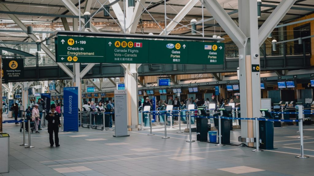 Κυβερνοεπίθεση σε αεροδρόμια της Ευρώπης: Ακυρώθηκαν οι μισές πτήσεις στις Βρυξέλλες – Πώς έδρασαν οι χάκερς