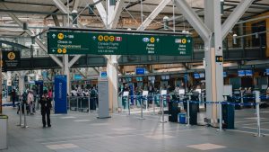 Κυβερνοεπίθεση σε αεροδρόμια της Ευρώπης: Ακυρώθηκαν οι μισές πτήσεις στις Βρυξέλλες – Πώς έδρασαν οι χάκερς