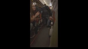 Αναγκαστική προσγείωση στο Μιλάνο σε πτήση προς Κέρκυρα – Κατέβασαν επιβάτη σε κατάσταση αμόκ (βίντεο)
