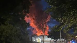 Μεγάλη πυρκαγιά μετά από έκρηξη σε βιομηχανική ζώνη της Αγγλίας (βίντεο+φωτογραφία)