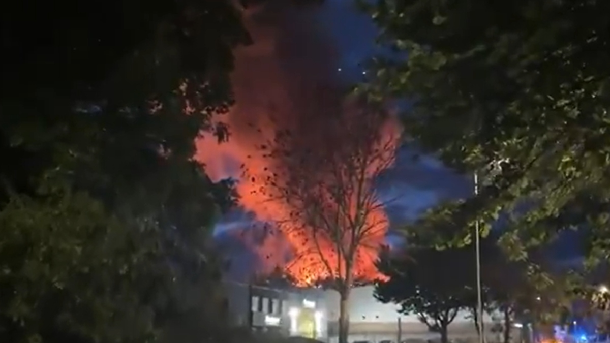 Μεγάλη πυρκαγιά μετά από έκρηξη σε βιομηχανική ζώνη της Αγγλίας (βίντεο+φωτογραφία)