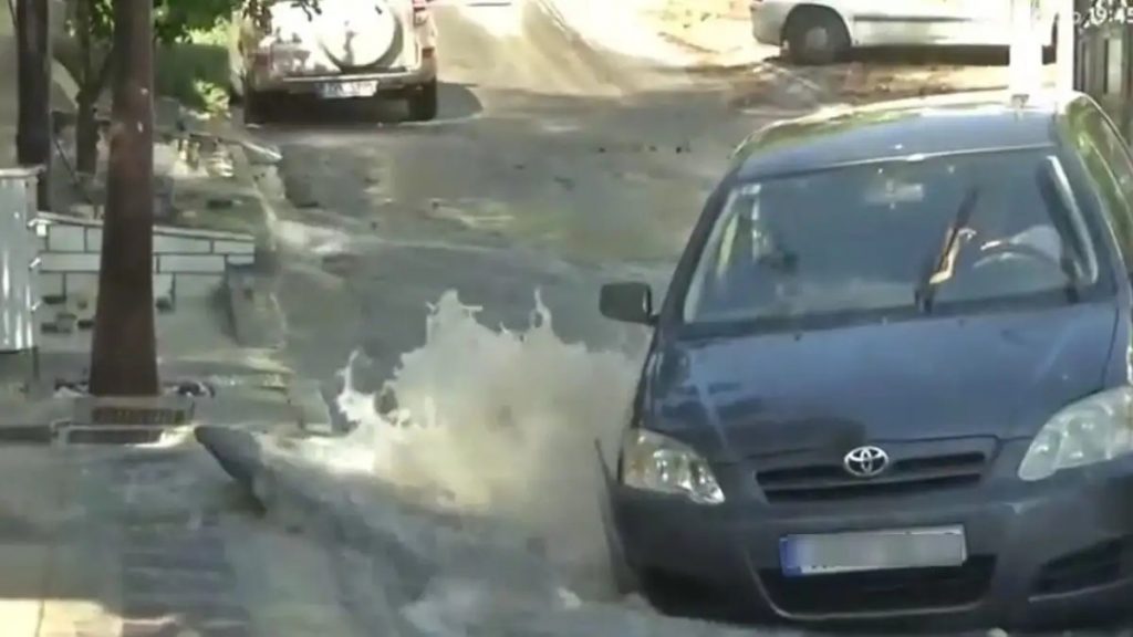 Βούλα: Τρύπα στον δρόμο «κατάπιε» αυτοκίνητο – O οδηγός εγκλωβίστηκε (Βίντεο)