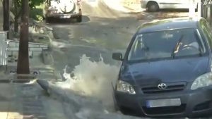 Βούλα: Τρύπα στον δρόμο «κατάπιε» αυτοκίνητο – O οδηγός εγκλωβίστηκε (Βίντεο)