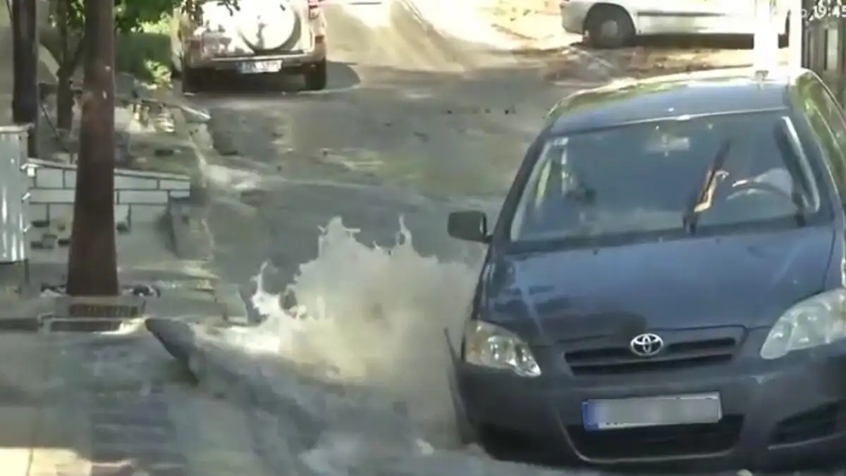 Βούλα: Τρύπα στον δρόμο «κατάπιε» αυτοκίνητο – O οδηγός εγκλωβίστηκε (Βίντεο)