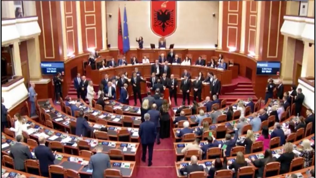 Χάος στην αλβανική βουλή: Αντιδράσεις για την «εικονική» υπουργό Diella