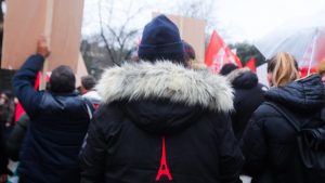 Απεργίες και διαδηλώσεις «παγώνουν» τη Γαλλία την ώρα που συγκροτείται η νέα κυβέρνηση
