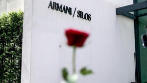 Το Μιλάνο αποχαιρετά τον Τζόρτζιο Αρμάνι με ένα κόκκινο τριαντάφυλλο