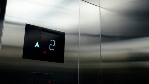 Στο ηλεκτρονικό μητρώο 750.000 ανελκυστήρες –  Πόσο κοστίζει η αναβάθμιση τους