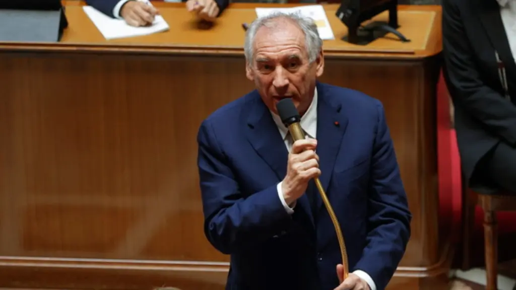 Σε αχαρτογράφητα νερά η Γαλλία: Κατέρρευσε η κυβέρνηση Μπαϊρού – Δεν πήρε ψήφο εμπιστοσύνης