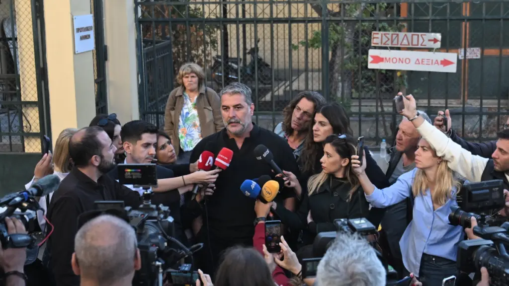 Βασίλης Μπισμπίκης: «Δεν εγκατέλειψα κανέναν, δεν κρύφτηκα» – Πήρε αναβολή για τις 8 Οκτωβρίου και αφέθηκε ελεύθερος (Βίντεο)