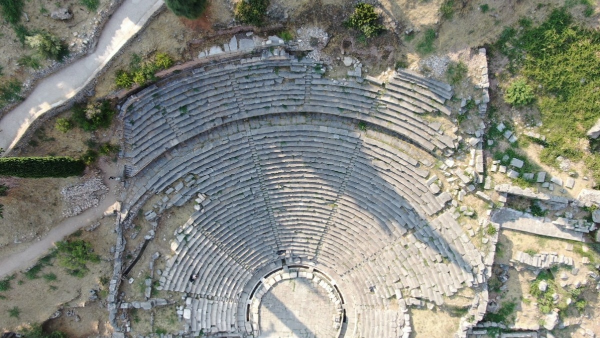 Θέατρο Δελφών: Επεμβάσεις στο ανατολικό και το δυτικό ανάλημμα – Η ανακοίνωση του Υπουργείου Πολιτισμού
