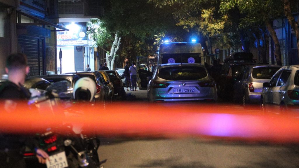 Θρίλερ στον Νέο Κόσμο: Ζευγάρι εντοπίστηκε νεκρό σε διαμέρισμα – Δίπλα τους βρέθηκε όπλο και δύο κάλυκες