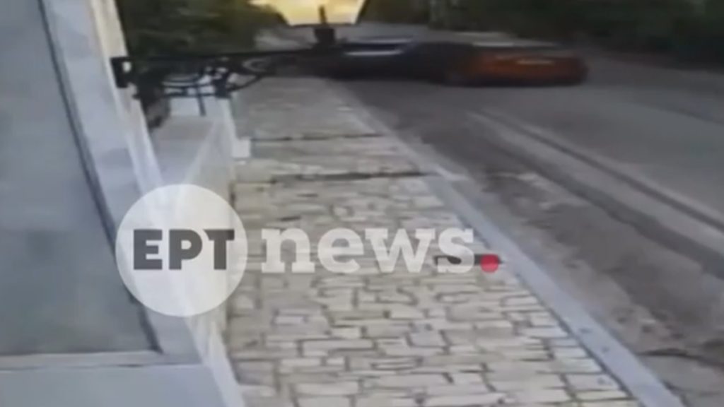 Εκάλη: Οδηγός διέλυσε με το όχημά του παρκαρισμένη μηχανή και αυτοκίνητο – Δείτε το βίντεο ντοκουμέντο