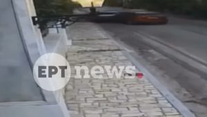 Εκάλη: Οδηγός διέλυσε με το όχημά του παρκαρισμένη μηχανή και αυτοκίνητο – Δείτε το βίντεο ντοκουμέντο