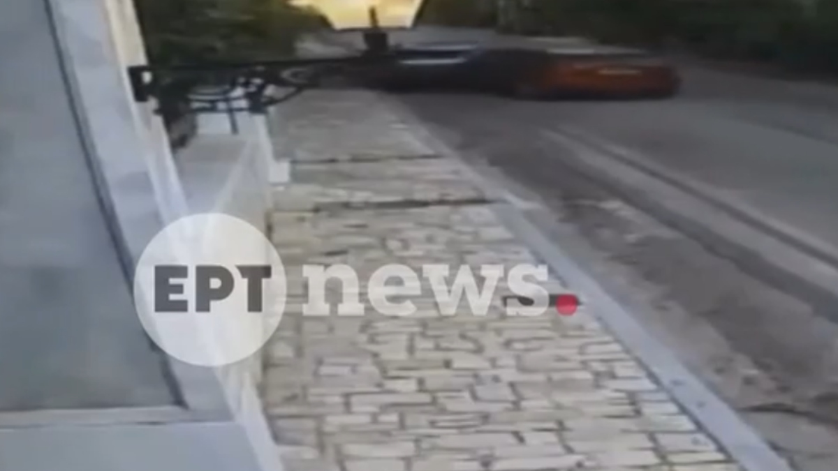 Εκάλη: Οδηγός διέλυσε με το όχημά του παρκαρισμένη μηχανή και αυτοκίνητο – Δείτε το βίντεο ντοκουμέντο