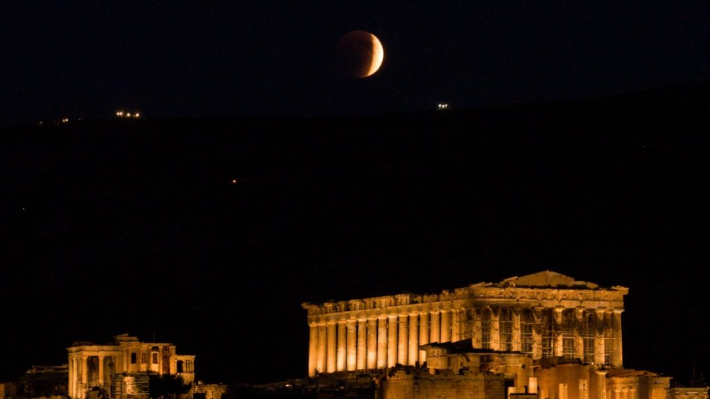 «Ματωμένο Φεγγάρι»: Εντυπωσιακές εικόνες από την ολική έκλειψη σελήνης