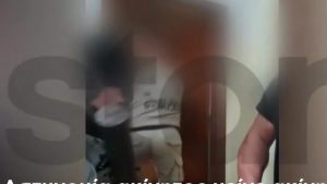 Ελευσίνα: Αστυνομικοί της ΕΛ.ΑΣ. μπούκαραν στο σπίτι έμπορου ναρκωτικών – Έμενε με την μητέρα και την γιαγιά του