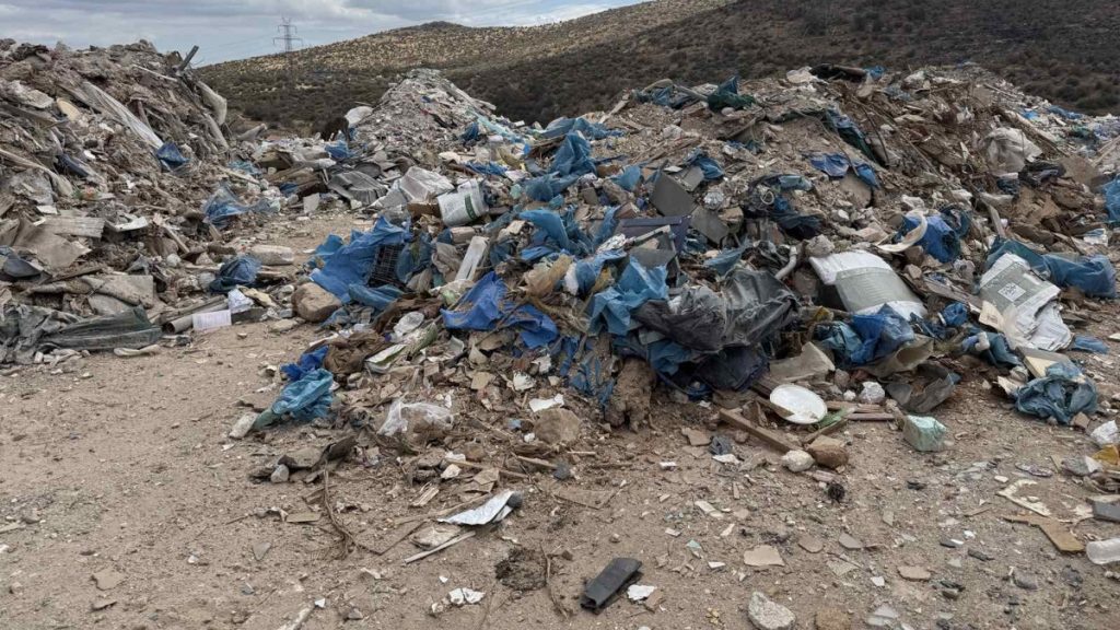Ελευσίνα: Συνελήφθησαν δύο άτομα που έριχναν απόβλητα από φορτηγό