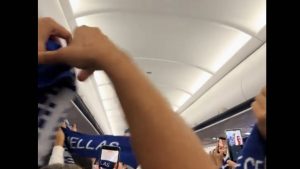 Ελλάδα-Τουρκία: Χαμός σε πτήση τσάρτερ που μεταφέρει Έλληνες στην Ρίγα – Δείτε τα πρώτα βίντεο