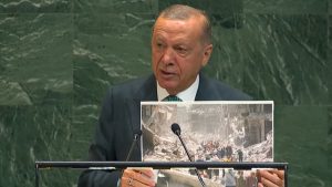 Ερντογάν: Με φωτογραφίες από τη Γάζα στην ομιλία του στον ΟΗΕ