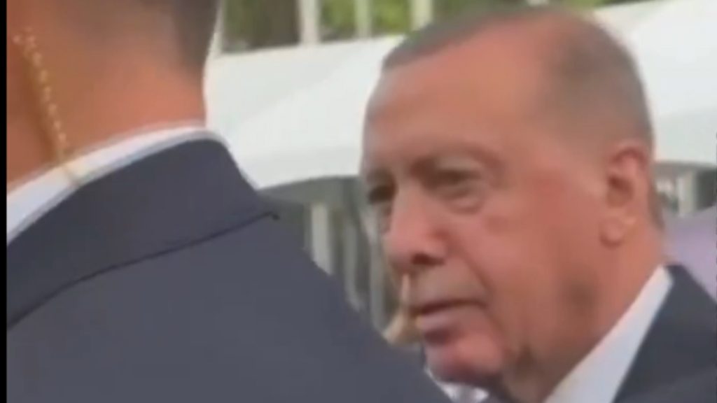 Εκνευρίστηκε ο Ερντογάν με το μπλόκο λόγω της αυτοκινητοπομπής του Τραμπ – Δείτε βίντεο με την αντίδρασή του