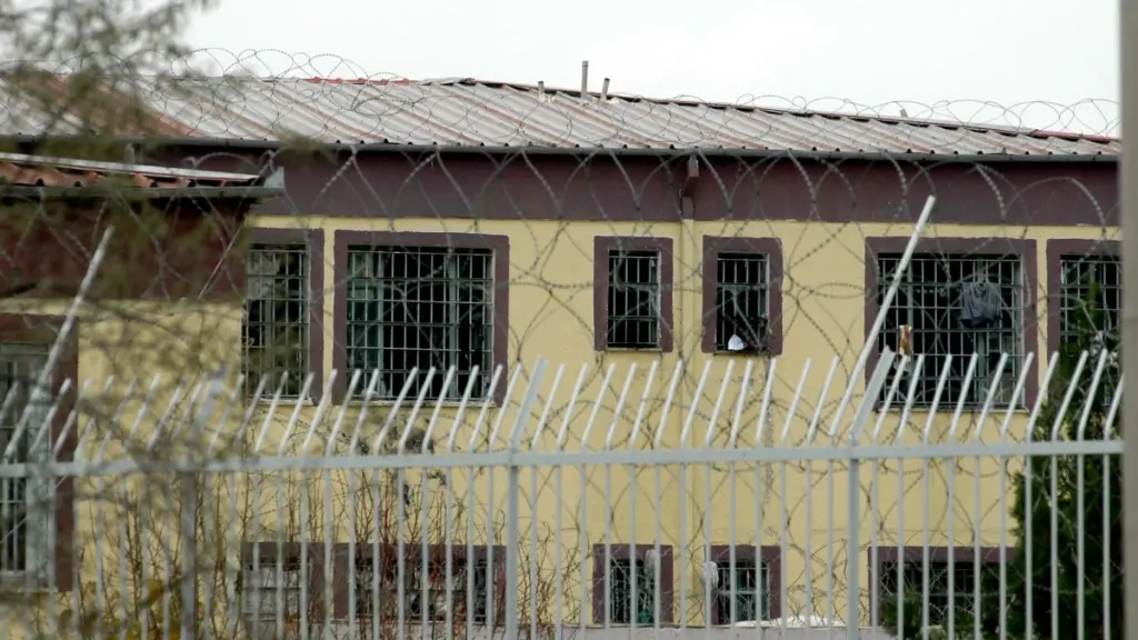 Λάρισα: Επίθεση κρατούμενου σε σωφρονιστικούς υπαλλήλους – 2 Τραυματίες