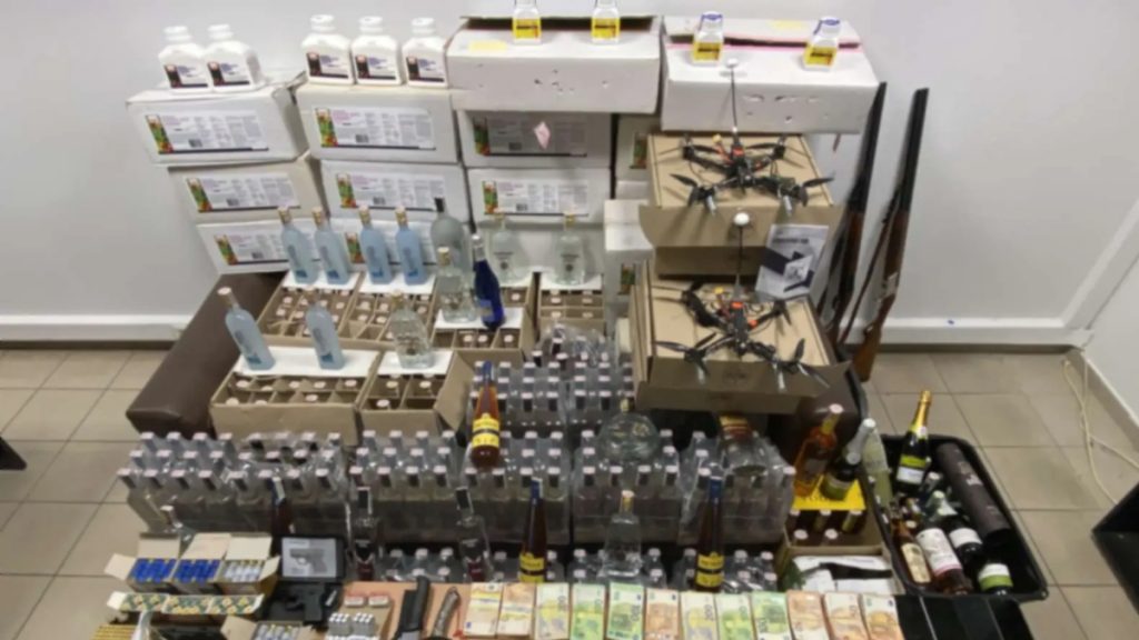 Εξαρθρώθηκε κύκλωμα λαθρεμπορίου ποτών και πλαστών φυτοφαρμάκων – Τα μετέφεραν κρυμμένα σε τουριστικά λεωφορεία