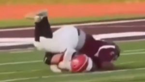 ΗΠΑ: 15χρονος αθλητής του American football “πλακώθηκε” από αντίπαλο κι έσπασε τη σπονδυλική του στήλη (βίντεο)