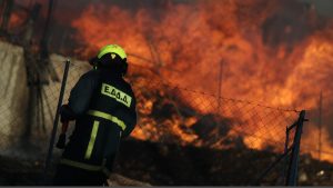 Μενίδι: Επεκτάθηκε σε εργοστάσιο παπουτσιών η φωτιά – Καταστράφηκε ολοσχερώς η επιχείρηση ξυλείας (Φωτογραφίες & Βίντεο)
