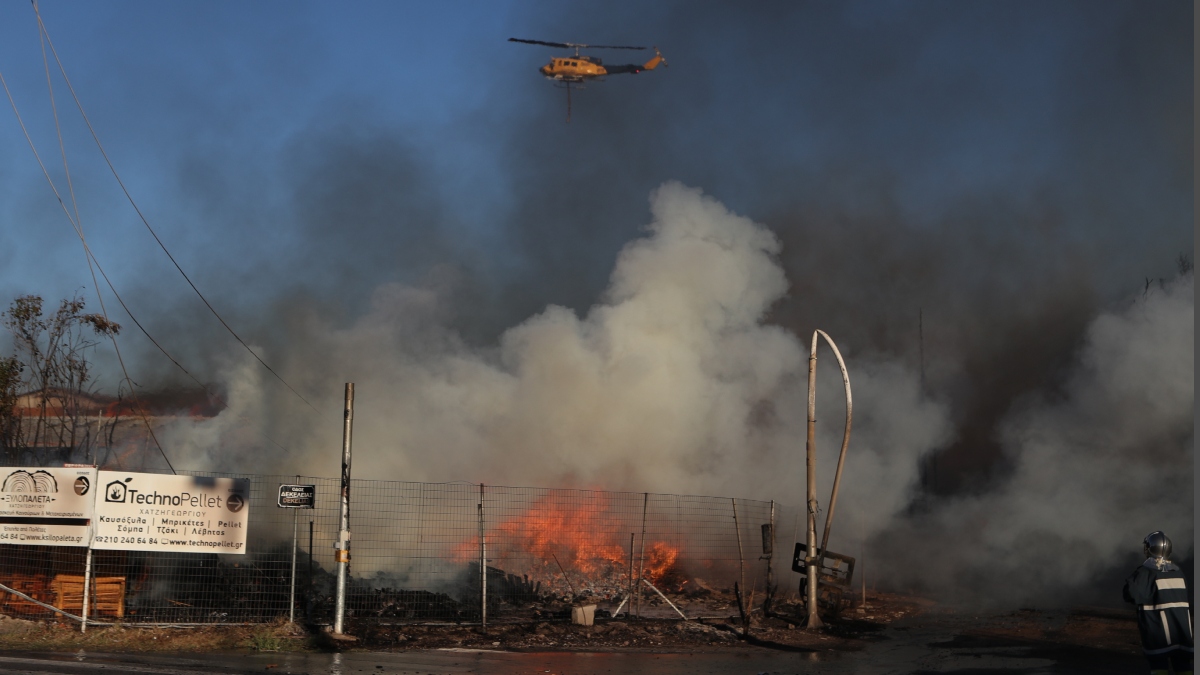 Φωτιά σε υπαίθριο χώρο επιχείρησης στις Αχαρνές – Ήχησε το 112 (Βίντεο)