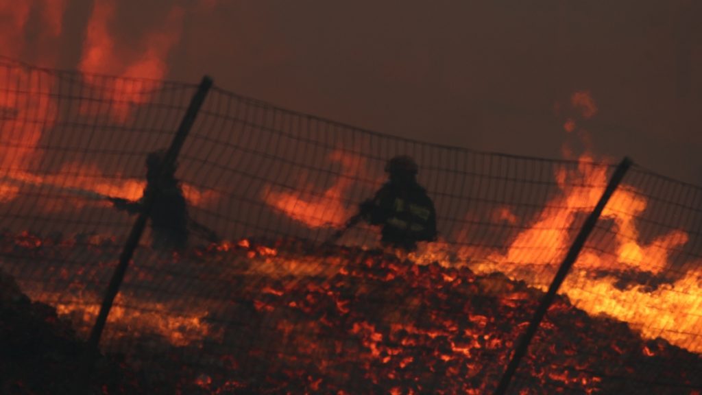 Φωτιά στο Μενίδι: Κάηκαν ολοσχερώς επιχείρηση ξυλείας και εργοστάσιο παπουτσιών