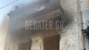 Στις φλόγες εγκαταλελειμμένο κτίριο στο Μεταξουργείο – “Κάθε μήνα πιάνει φωτιά”