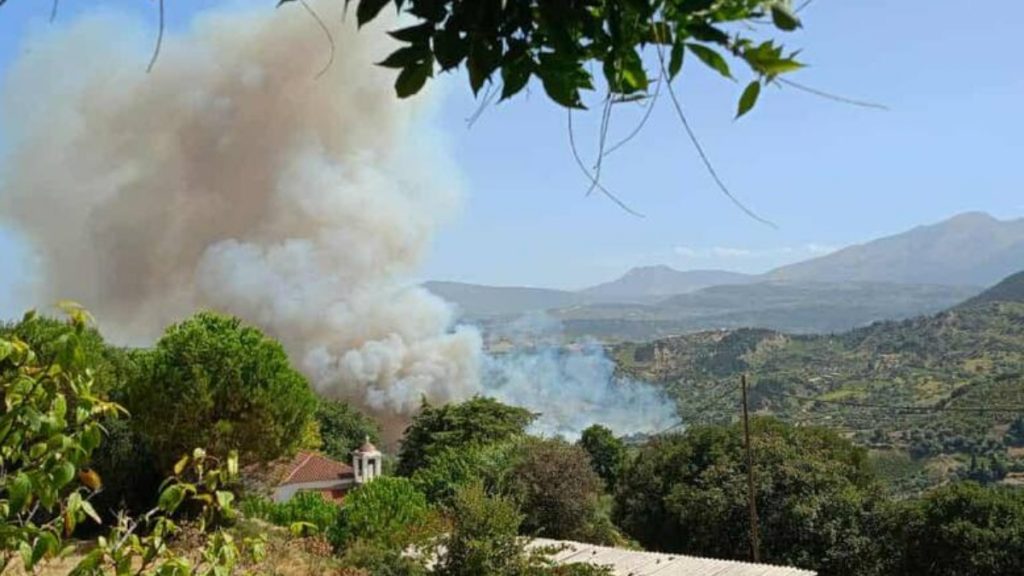 Εκτός ελέγχου η φωτιά στην Αχαΐα: Μπαράζ μηνυμάτων από το 112, εκκενώθηκαν 4 περιοχές, ενισχύθηκαν οι πυροσβεστικές δυνάμεις