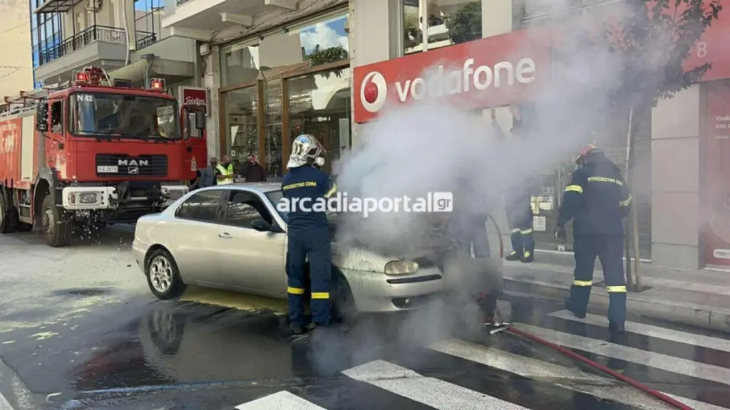 Τρίπολη: Αυτοκίνητο εν κινήσει τυλίχθηκε στις φλόγες στο κέντρο της πόλης (Εικόνα)