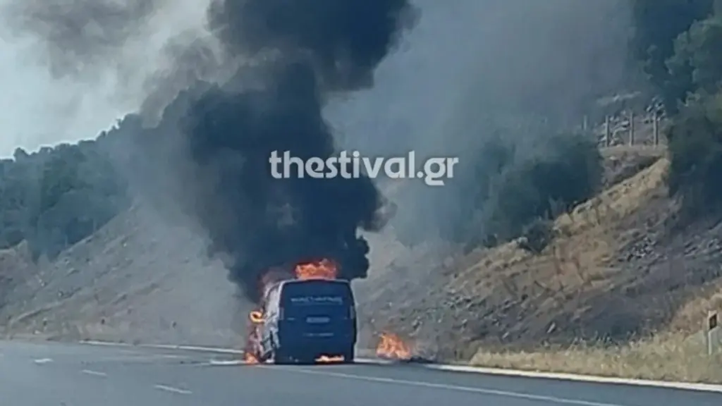 Εγνατία Οδός: Φορτηγό τυλίχθηκε στις φλόγες – Δείτε Βίντεο