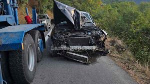 Φθιώτιδα: Οδηγός έπεσε με το αυτοκίνητο της σε χαράδρα και δεν έπαθε ούτε γρατζουνιά (Φωτογραφίες)