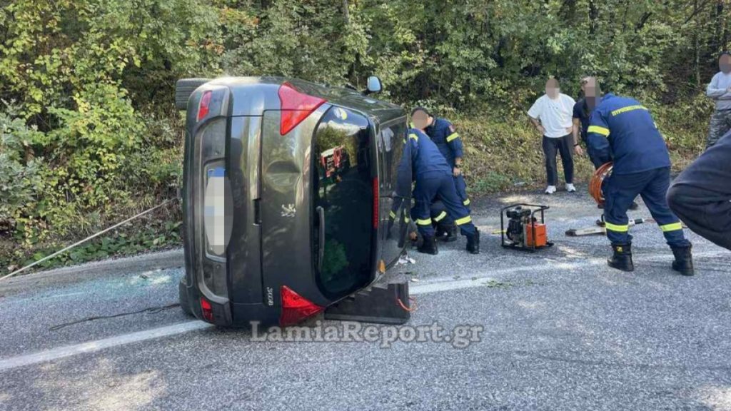 Φθιώτιδα: ΙΧ ανατράπηκε στην μέση του δρόμου – Η πυροσβεστική απεγκλώβισε ένα ζευγάρι