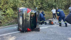 Φθιώτιδα: ΙΧ ανατράπηκε στην μέση του δρόμου – Η πυροσβεστική απεγκλώβισε ένα ζευγάρι
