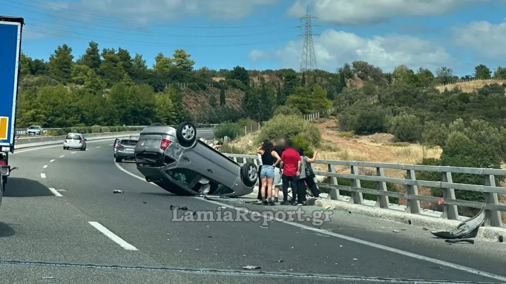 Φθιώτιδα: Ι.Χ. ανετράπη στην εθνική Αθηνών – Λαμίας (φωτογραφίες)