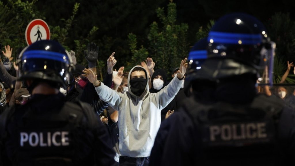 Γαλλία: Χάος λόγω του κινήματος “Μπλοκάρουμε τα πάντα” – Μαζικές κινητοποιήσεις, επεισόδια και συλλήψεις (βίντεο)