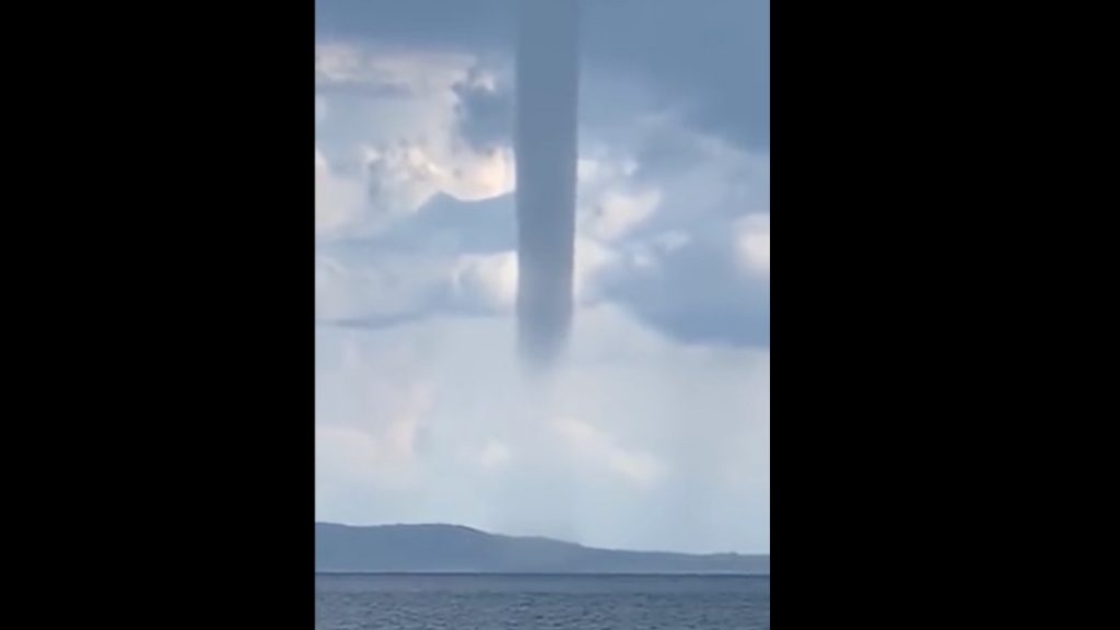 Εντυπωσιακός υδροστρόβιλος στη Χαλκιδική – Στήλη που ενώνει ουρανό και θάλασσα (βίντεο)