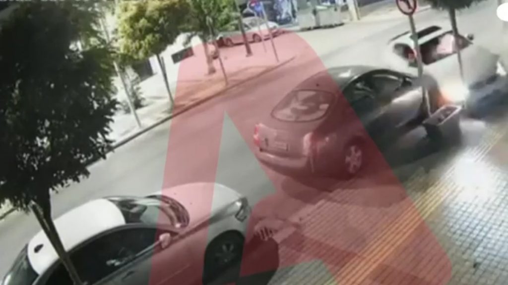Ίλιον: Αυτοκίνητο καρφώθηκε σε τζαμαρία καταστήματος – Αναποδογύρισε, ξήλωσε δέντρα και κολώνες – Βίντεο Ντοκουμέντο