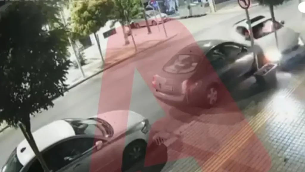 Ίλιον: Αυτοκίνητο καρφώθηκε σε τζαμαρία καταστήματος – Αναποδογύρισε, ξήλωσε δέντρα και κολώνες – Βίντεο Ντοκουμέντο