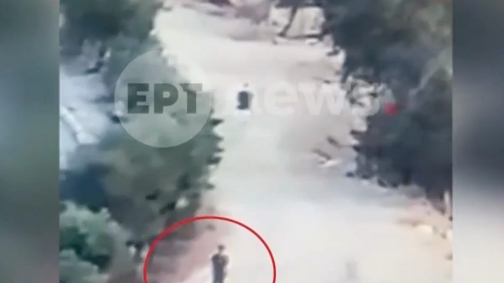 Βίντεο – ντοκουμέντο: Ο Παλαιστίνιος απομακρύνεται μετά τη φωτιά στον Υμηττό – Συνελήφθη για επιθέσεις στο Αιγάλεω